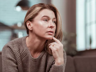 Pensionară tristă la pensie - Foto: Freepik