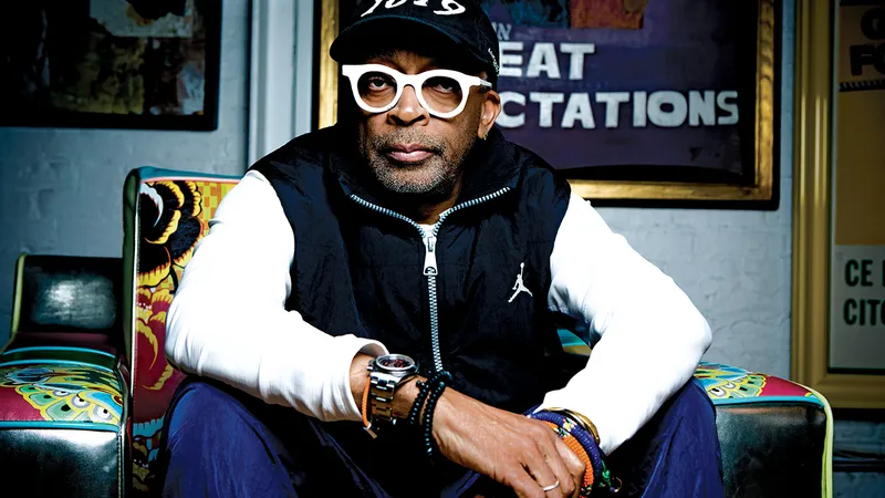 UN FILM CU SPIKE LEE Lee, cu șapca sa 1619, reflectează asupra moștenirii lui Malcolm X, la 100 de ani de la nașterea sa, în biroul „40 Acres and a Mule“ al regizorului din Brooklyn