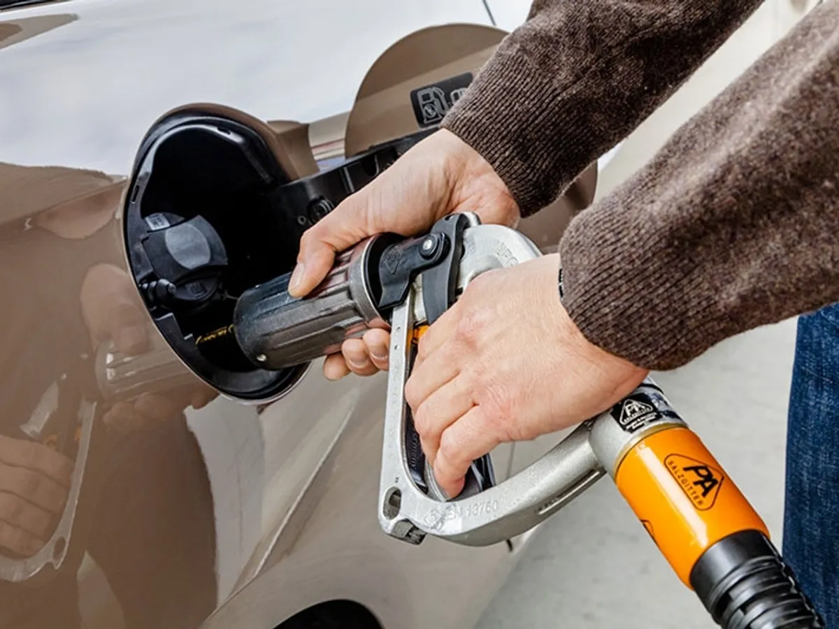 GPL-ul, „carburantul taximetriștilor”, a ajuns la pragul psihologic de 4 lei/litru. Cât e motorina și benzina?