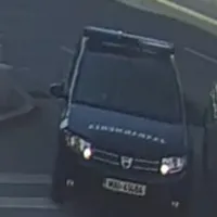 Un Mercedes S-Klasse oprit pe avarii, zgâriat intenționat de jandarm în București. / Foto: captură video