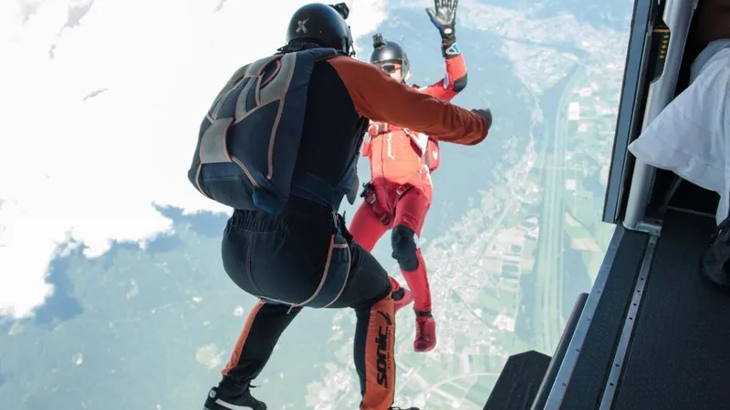 Instructor de zbor experimentat, mort după o manevră riscantă. S-a izbit de sol cu parașuta deschisă - Foto: Profimedia Images / imagine cu rol ilustrativ