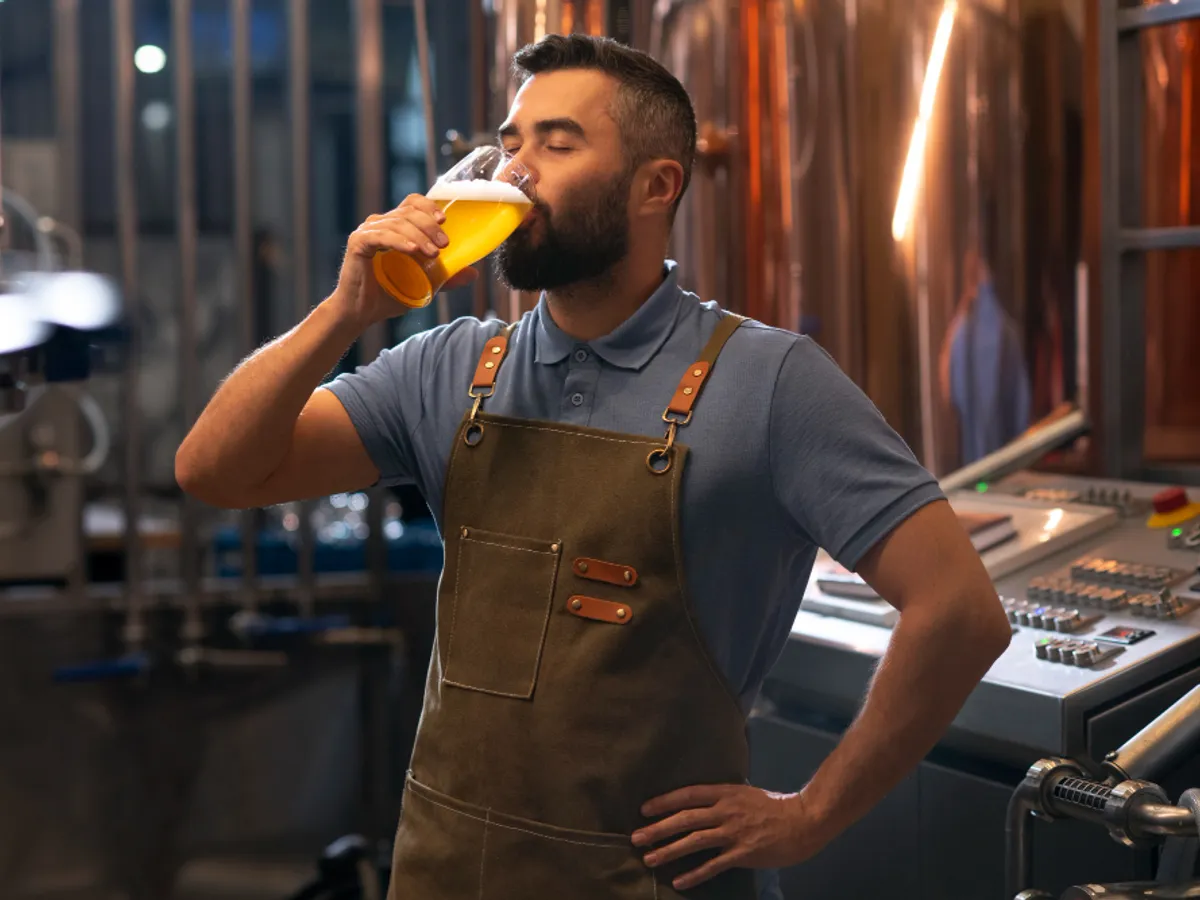 Un berar bea bere - Foto: Freepik (rol ilustrativ)