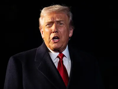 Preşedintele Donald Trump vorbeşte cu reporterii, înainte să se urce în elicopterul Marine One - Foto: Profimedia Images