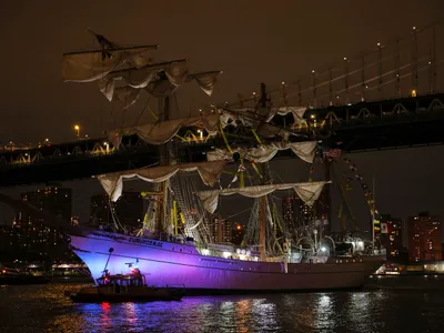Un velier-școală al Marinei Mexicane s-a înfipt în Podul Brooklyn din New York: 2 morți - Foto: Profimedia Images