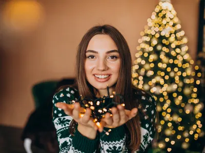 Motivul pentru care nu trebuie să lași luminile bradului aprinse toată noaptea. Câți bani economisești - Foto: Freepik (Imagine cu rol ilustrativ)