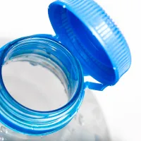 Ce pot păți magazinele care nu vând sticle de plastic cu capac atașat? Normele UE sunt drastice Foto: Shutterstock (fotografie cu caracter ilustrativ)