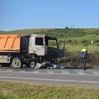 Accident rutier mortal în Lugoj. O femei a murit după ce a intrat cu motocicleta într-o basculantă - Foto: ISU