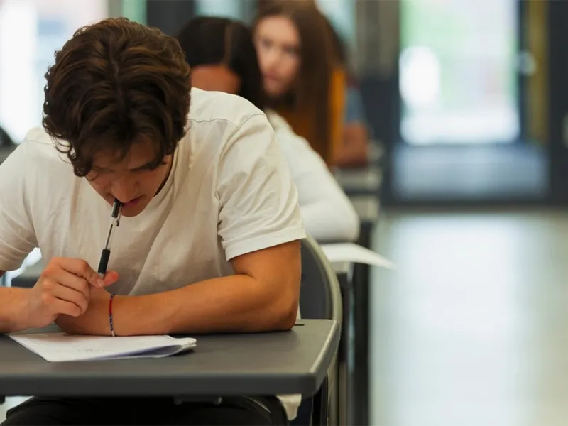 Ce a pățit o tânără în timp ce preda lucrarea de examen de la BAC. A fost eliminată din examen - Foto: Profimedia Images (imagine rol ilustrativ)