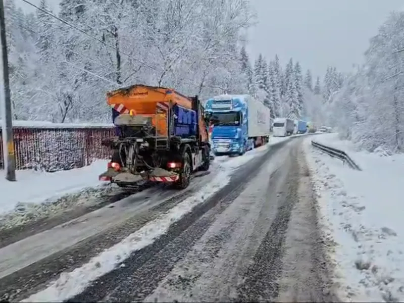 TIR-uri blocate pe DN1, din cauza zăpezii. Unele nu aveau anvelope de iarnă - Foto: bizbrasov.ro