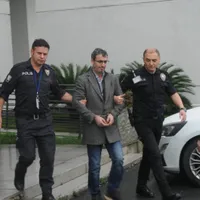 Mahmut Tat, escortat de poliție/Foto: DHA