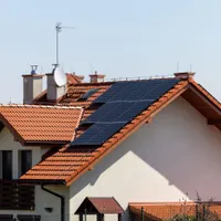 Casă cu panouri solare - Foto: Profimedia