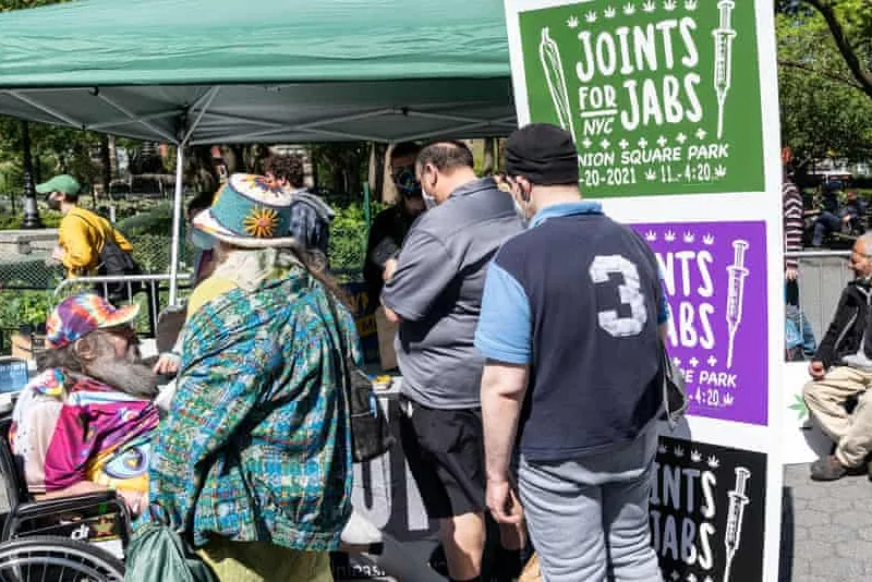 „Joints for jabs”: Mici cu muștar pentru Bucureșteni, marijuana contra vaccin în Washington. / Foto: theguardian.com