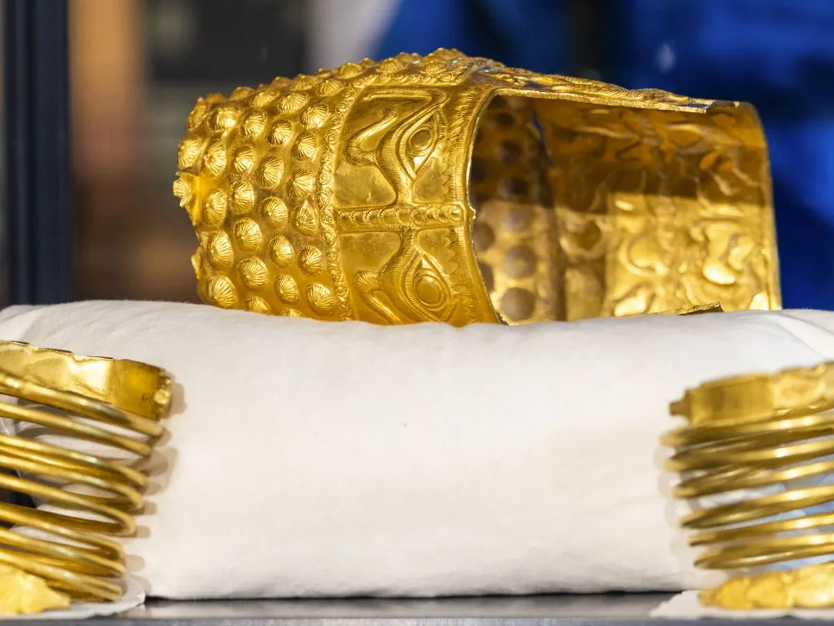 Coiful de la Coțofenești s-a întors în România. A sosit în România, pe Aeroportul Otopeni