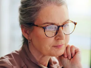 Pensionară îngrijorată de scăderea pensiilor - Foto: Freepik