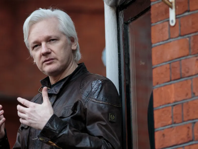 Julian Assange la ambasada Ecuadorului din Londra/FOTO: Getty