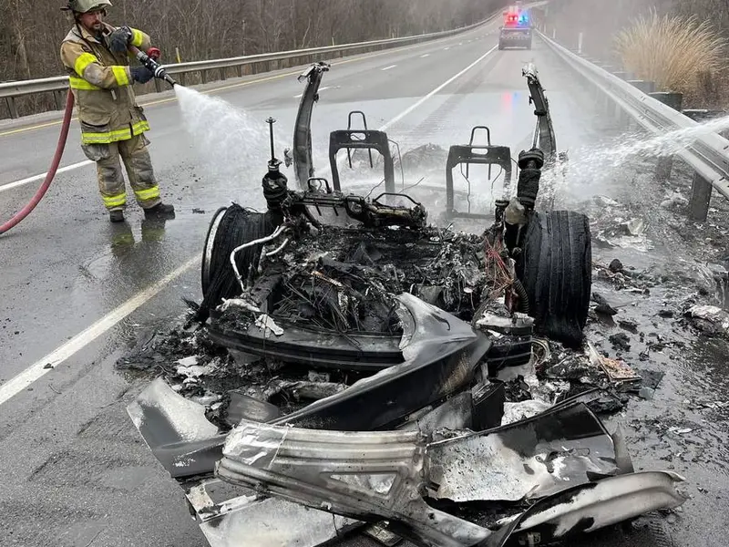 Pentru o Tesla, pompierii au folosit 45.000 litri de apă. / Foto: Morris Township Volunteer Fire Company 1