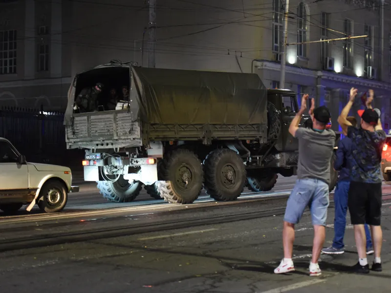 Oamenii din Rostov pe Don aplaudă trupele Wagner, în timp ce acestea se retrag spre bazele lor - Foto: Profimedia Images