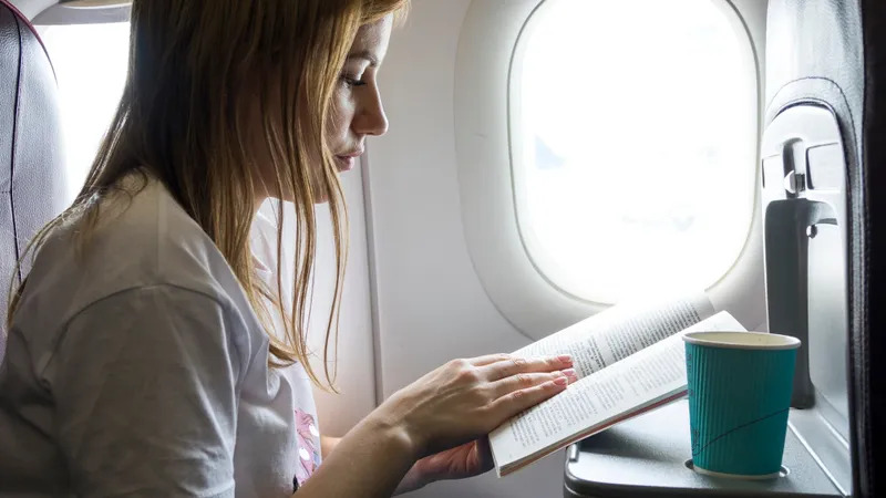 Motivul pentru care o tânără a fost felicitată că NU a cedat locul de la geam din avion unui copil - Foto: Freepik (imagine cu rol ilustrativ)