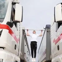 VIDEO L-a „umilit” pe Van Damme. Un copil a făcut tracțiuni între două camioane aflate în mers - Foto: Captura ecran video