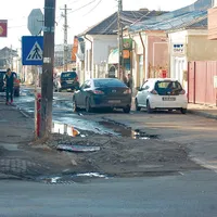 Orașul Turnu Măgurele, murdar și plin de gropi. Se estimează că jumătate din populație a părăsit orașul, cei mai mulți în Occident