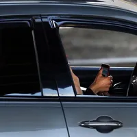 Telefonul la volan e periculos. Foto Getty Images