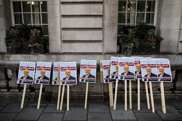 Pancarte în memoria lui Khashoggi, la Ambasada Arabiei Saudite din Londra. Foto Getty Images