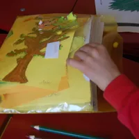 Mapa cu desene a lui Matei, un copil cu autism de la școala ”Alexandru Roșca” (Foto: Newsweek România)