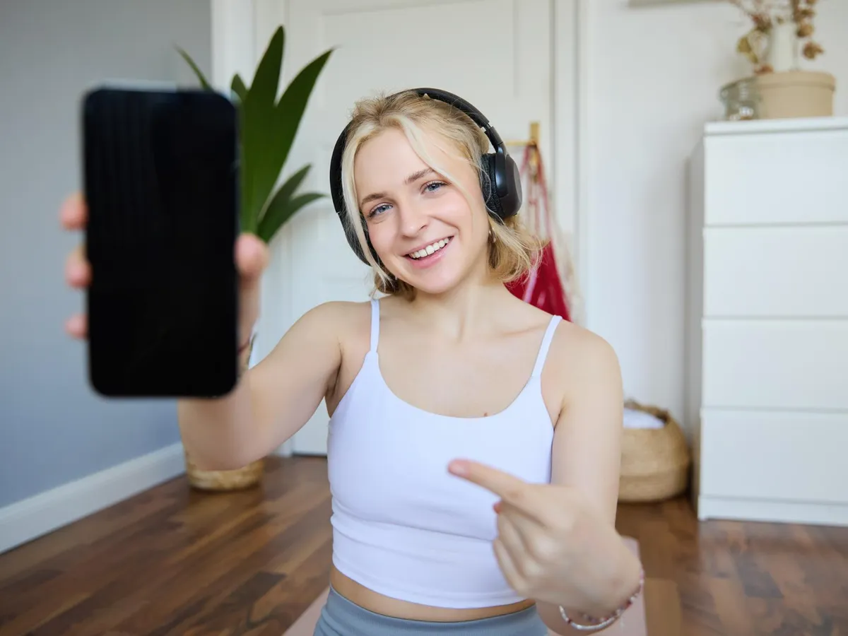 Fata cu telefon Foto: Freepik (rol ilustrativ)