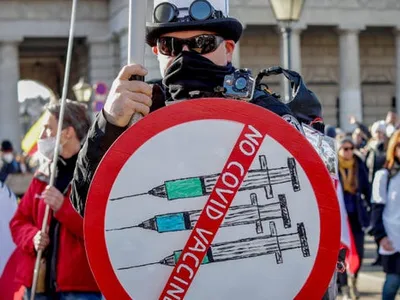 Zeci de mii de austrieci au ieșit în stradă împotriva vaccinării obligatorii anti-COVID. / Foto: businessinsider.com