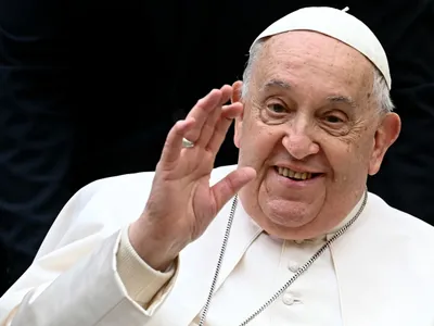 Papa Francisc le-a făcut o urare surpriză credincioșilor: „Duminică a Floriilor frumoasă!” Foto: Filippo MONTEFORTE / AFP