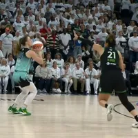 O româncă face senzație în finalele ligii profesioniste americane de baschet feminin - WNBA - Foto: captură video