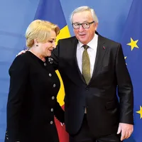 Viorica Dăncilă, alături de Jean-Claude Juncker, președintele Comisiei Europene, într-un moment în care premierul român pare docil în fața liderilor UE