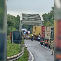Două convoaie militare au fost implicate într-un accident rutier în Brăila. Un șofer a fost rănit Foto: Centrul Infotrafic