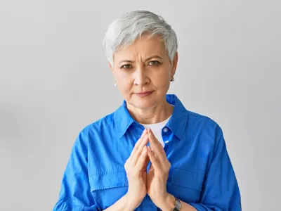 Pensionarii și persoanele cu handicap primesc carduri noi pentru ajutorul social de 250 lei. Când iau banii?