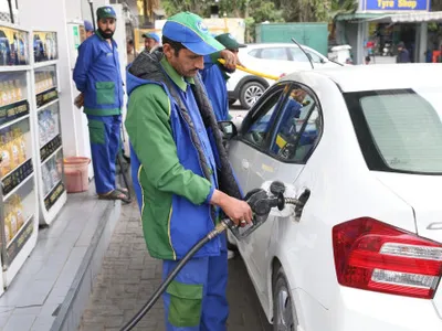 Cea mai mare creştere a preţurilor la combustibili din istoria țării. Școlile se închid două săptămâni. Măsurile anunțate