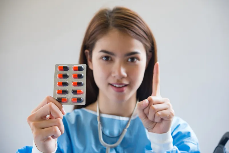 O tânără analizează medicamentele - Foto: Freepik