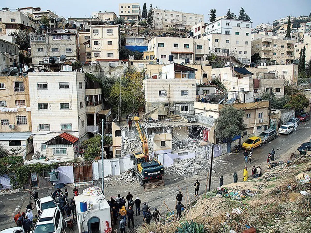 O casă în mare parte demolată de o familie palestiniană din cauza costurilor municipale