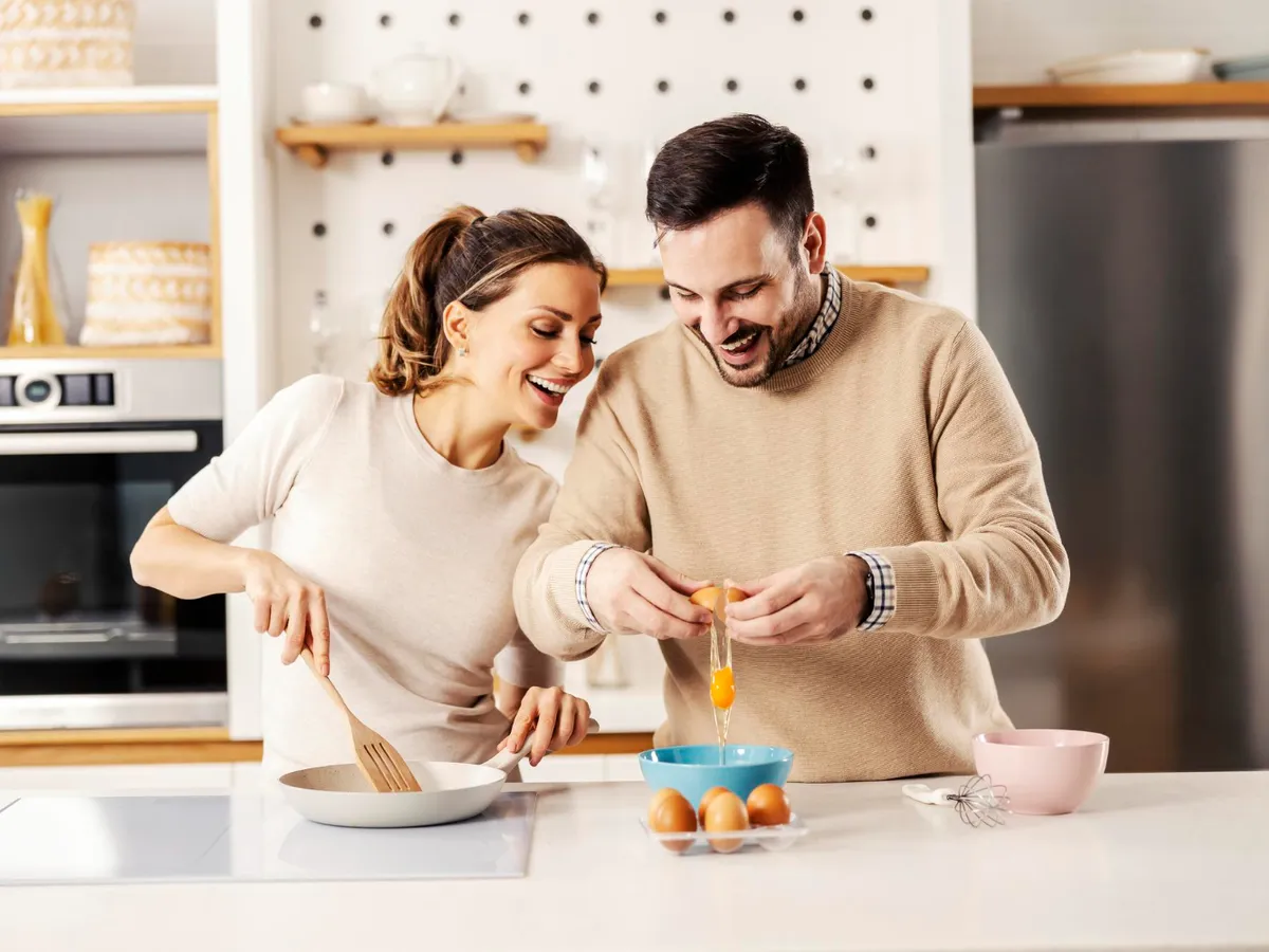 Cuplu care gătește cu ouă - Foto: Freepik (Imagine cu rol ilustrativ)