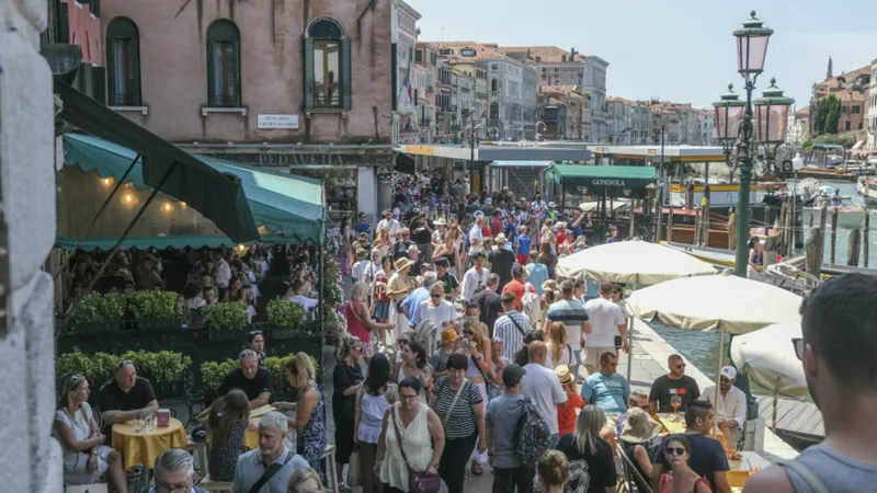 Amenzi de până la 500 de euro pentru românii care merg în Italia și fac acest lucru. NU au voie - Foto: Getty / imagine cu rol ilustrativ