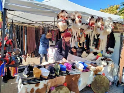 „Suveraniștii” de la Târgu: trei elevi au furat sumane, căciuli dacice și cornuri de bivol cu curea - Foto: Ziarul de Iaşi