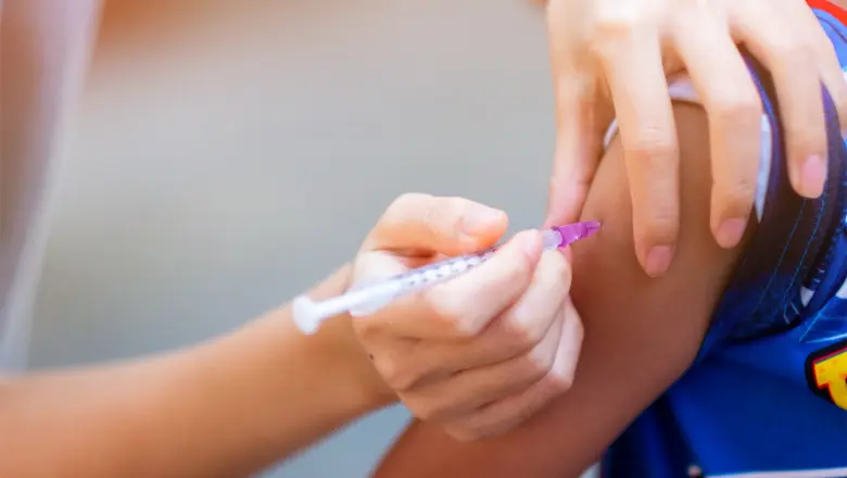 De la 1 august, începe imunizarea tinerilor cu vârste între 12 şi 17 ani cu vaccinul Spikevax. / Foto: digi24.ro