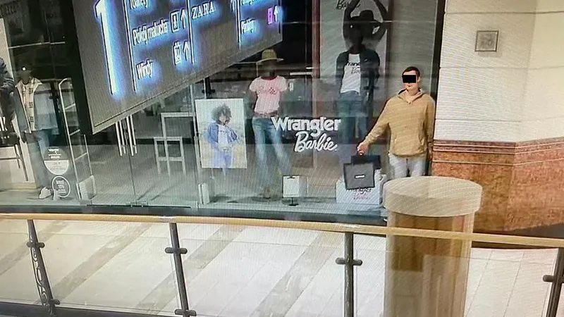 Un tânăr s-a prefăcut că este manechin pentru a fura dintr-un mall foarte mare din Europa Foto: prl.pl