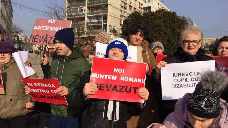 Sute de părinți care au copii cu dizabilități au protestat, vineri, în București și 23 de județe. Sursa: Facebook Mădălina Turza