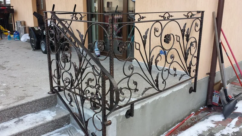 Ce au pățit doi bărbați după ce s-au sprijinit de balustrada unui balcon aflat la etajul 1 - Foto: Istock / imagine cu rol ilustrativ