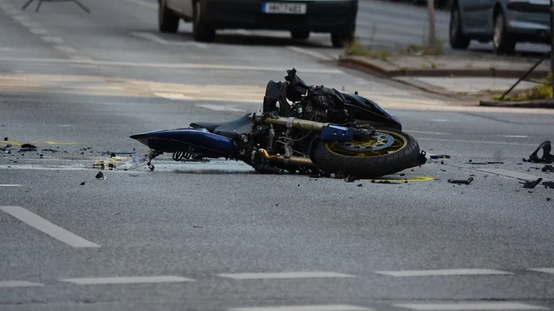 Motociclistul a acroşat colţul din stânga-faţă al unui autobuz care circula din sens opus, iar în urma impactului a fost proiectat într-un şanţ - Foto: PxHere