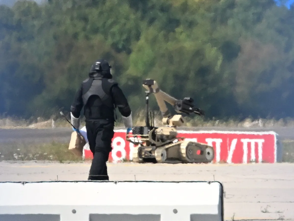 Un robot de dezamorsare a explozibililor este mobilizat în apropierea unui avion ucrainean la Aeroportul Leipzig/Halle Foto: profimediaimages.ro