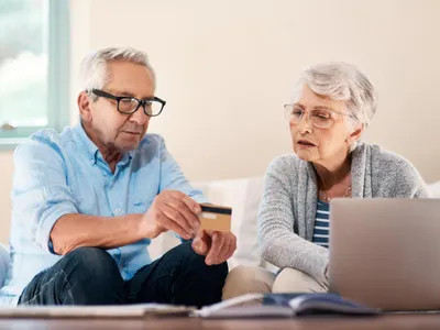 Pensionar așteptând pensia pe card - Foto: Freepik