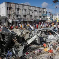 Dublul atentat cu mașină capcană, la Mogadiscio. / Foto: Profimedia
