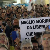 Mii de italieni au ieșit în stradă împotriva noilor restricții COVID pentru persoanele nevaccinate. / Foto: ansa.it