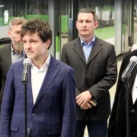 Achiziția tramvaielor chinezești din fonduri europene încă în investigarea procurorilor europeni. Nicușor Dan alături de patronul Astra Vagoane Arad SA. Sursă foto: Facebook